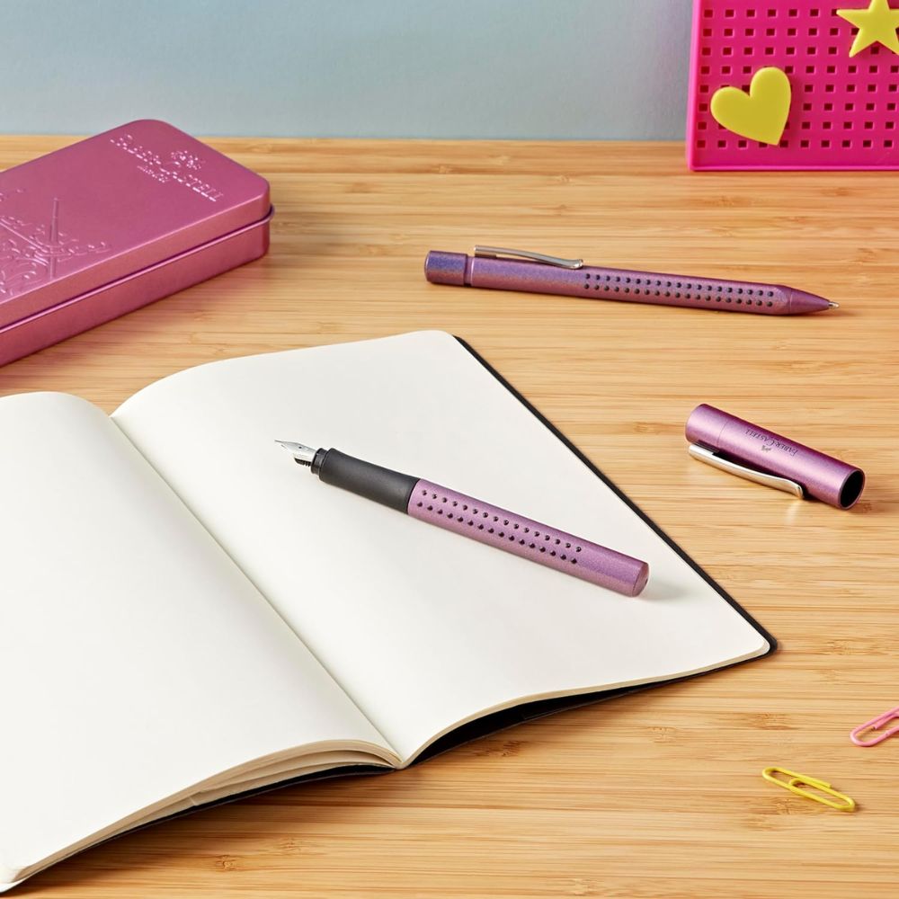 Faber Castell Grip 2011 - Kit Pluma M y Bolígrafo 0.7 Glam Edition Violet