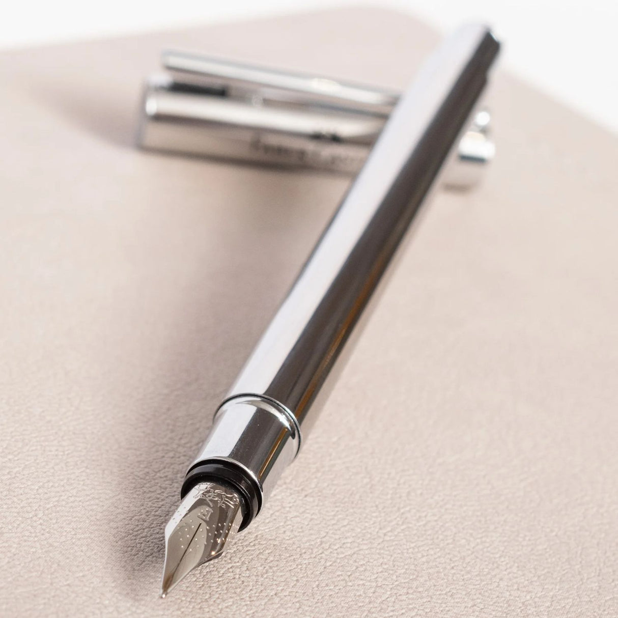 Faber Castell Neo Slim - Pluma Punta M Shiny Stainless Steel