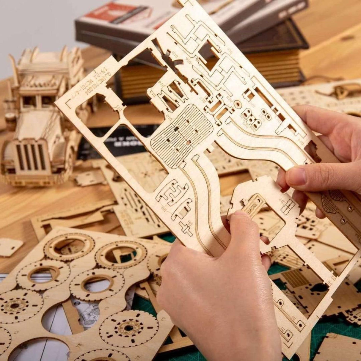 Rokr Scale Model Vehicle - Puzzle 3D Auto Grand Prix Car